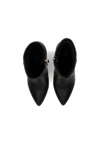 Stivali alla caviglia in pelle nera con design a punta, dotati di cerniere laterali e una finitura liscia. L'interno ha una texture morbida.