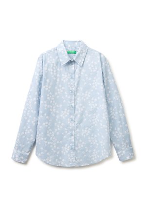 Hellblaues langärmeliges Hemd mit weißen Blumenmuster und spitzem Kragen, flach auf weißem Hintergrund ausgelegt.