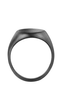 Metalowy pierścień o szczotkowanym wykończeniu, lekko zakrzywionym kształcie i gładkich krawędziach, w matowym czarnym kolorze. Prosty, nowoczesny design.