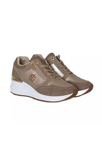 Scarpe da ginnastica beige con tomaia strutturata, dettagli dorati, zip laterale e suola chunky bianca. Presentano un mix di materiali lisci e scamosciati.
