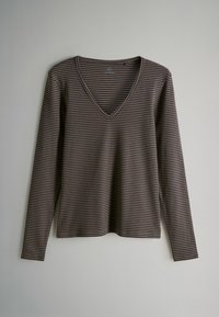 Długo-sleeve top z dekoltem w serek, pokryty poziomymi paskami w odcieniach brązu i beżu. Wykonany z miękkiego materiału o luźnym kroju.