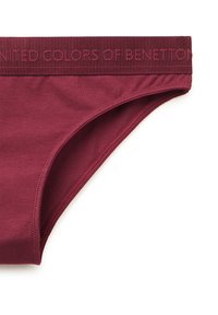 Burgunderfarbene Baumwoll-Bikini-Unterhosen mit einer glatten Textur, einem bestickten Logo-Bund und nahtlosen Seiten für Komfort und Passform.