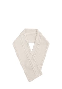 Fonalból készült sál világos bézs színben, texturált mintákkal, amelynek peremén kábelmintás részletek találhatók, valamint középen háromszög alakú kivágással.
