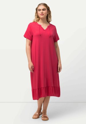 Rotes, knielanges Kleid mit V-Ausschnitt und kurzen Ärmeln. Es verfügt über einen gerafften, Rüschensaum und eine Kordelzugdetail am Ausschnitt.
