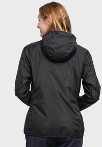 Schwarze leichte Jacke mit Kapuze, mit glatter Textur und taillierter Passform, von hinten gesehen. Keine sichtbaren Marken oder Muster.