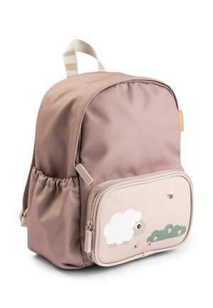 Kis rózsaszínes-bézs hátizsák elülső zsebbel, amelyen fehér birka, zöld bokrok virágokkal és egy kis méhleírás látható.