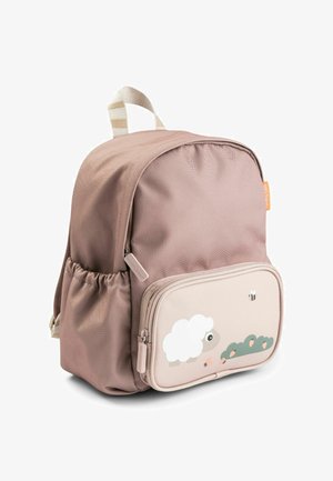 Rucsac mic în nuanțe roz-bej, cu buzunar frontal decorat cu o ilustrație albă a unei oi, tufișuri verzi cu flori și o mică albină.