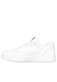 Zapatilla blanca de cuero con textura suave, puntera redondeada y parte delantera con cordones. Sutiles perforaciones en los lados y suela de goma plana.