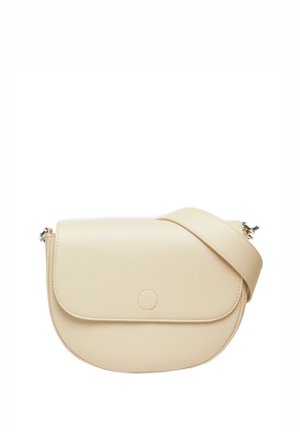Beige Leder Umhängetasche mit runder Form. Verfügt über einen Klappenverschluss, einen verstellbaren Riemen und ein kreisförmiges Hardware-Detail an der Vorderseite.