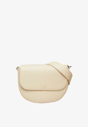 Beige Leder Umhängetasche mit runder Form. Verfügt über einen Klappenverschluss, einen verstellbaren Riemen und ein kreisförmiges Hardware-Detail an der Vorderseite.