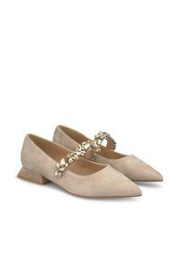 Scarpe beige in suede con punta appuntita, tacco basso a blocco e una fascia decorativa con gioielli trasparenti lungo il collo del piede.