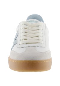 Basket blanche avec un bout en daim beige, des lacets crème, un détail en tissu bleu clair et une épaisse semelle en caoutchouc brun clair, vue de l'avant.