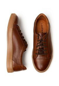 Brązowe skórzane sneakersy z perforowanymi bocznymi częściami, brązowym sznurówkami i tanową gumową podeszwą. Wnętrze ma gładką teksturę z logo.