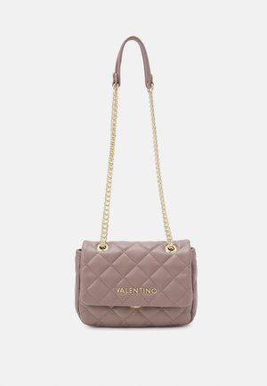 Sac à épaule matelassé marron clair Valentino avec bandoulière chaîne dorée et logo doré sur le rabat avant, sur fond clair.