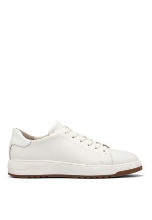 Białe skórzane trampki z okrągłym noskiem, płaską gumową podeszwą i subtelną teksturą na pięcie. Zawierają sznurowadła i minimalistyczny design.