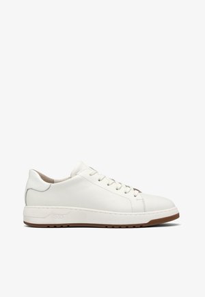 Białe skórzane trampki z okrągłym noskiem, płaską gumową podeszwą i subtelną teksturą na pięcie. Zawierają sznurowadła i minimalistyczny design.