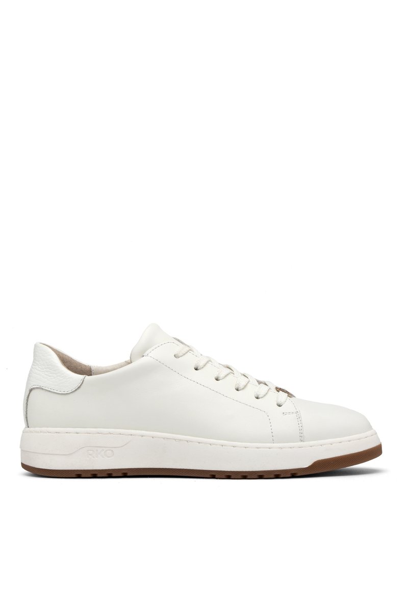 Białe skórzane trampki z okrągłym noskiem, płaską gumową podeszwą i subtelną teksturą na pięcie. Zawierają sznurowadła i minimalistyczny design.