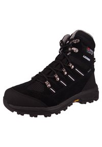 Czarne buty trekkingowe wykonane z połączenia zamszu i materiałów syntetycznych, z teksturowanym wzorem, metalowymi oczkami oraz solidną podeszwą zapewniającą przyczepność.