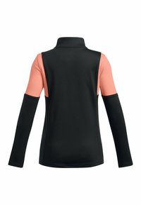 Langärmliges Oberteil mit schwarzem Körper und Pfirsichakzenten an den Schultern. Hergestellt aus glattem, dehnbarem Material mit Stehkragen.