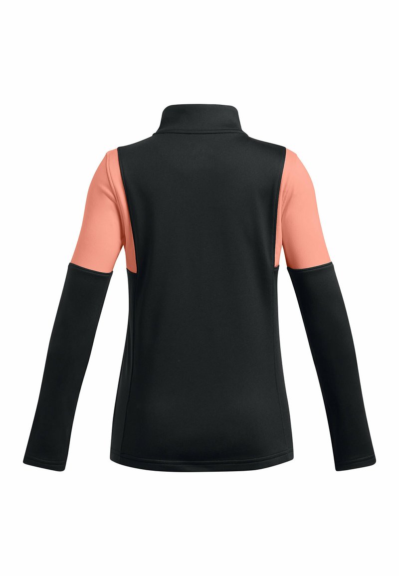 Camiseta de manga larga con un cuerpo negro y detalles en melocotón en los hombros. Fabricada con un material suave y elástico con un cuello elevado.