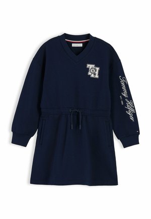 Mørkeblå langærmet afslappet kjole med V-hals, forlommer, taljetræk, TH-patch på brystet og "Tommy Hilfiger" skrift på ærmet.
