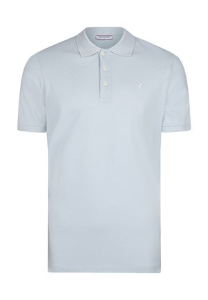 Polo di colore azzurro chiaro realizzato in cotone, con un colletto classico, una patta con tre bottoni e un piccolo logo ricamato sul petto.