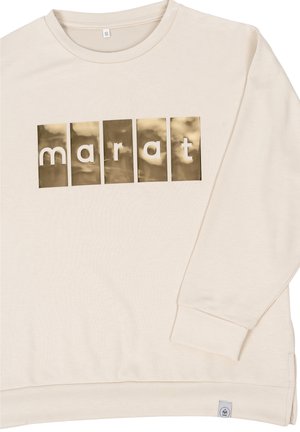 Crème-kleurige sweatshirt met lange mouwen, voorzien van een glanzend gouden blokprint ontwerp met de tekst "marat" op de voorkant. Ribgebreide manchetten en een geribbelde zoom.