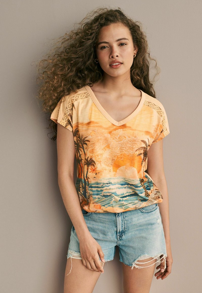 Next V-NECK BUBBLE HEM - REGULAR FIT - T-Shirt print - orange scenic print