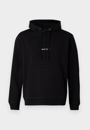 Haut à capuche noir en coton avec une poche avant, cordon de serrage à la capuche et un petit logo brodé sur la poitrine. Coupe classique avec des poignets côtelés.