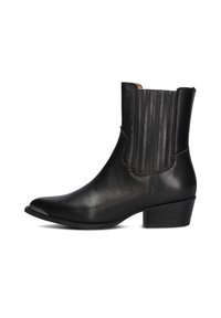 Zwarte leren enkelboot met een puntige neus, elastische zijkanten en een lage blokhak. Beschikt over een gladde textuur en verticale stiksels.