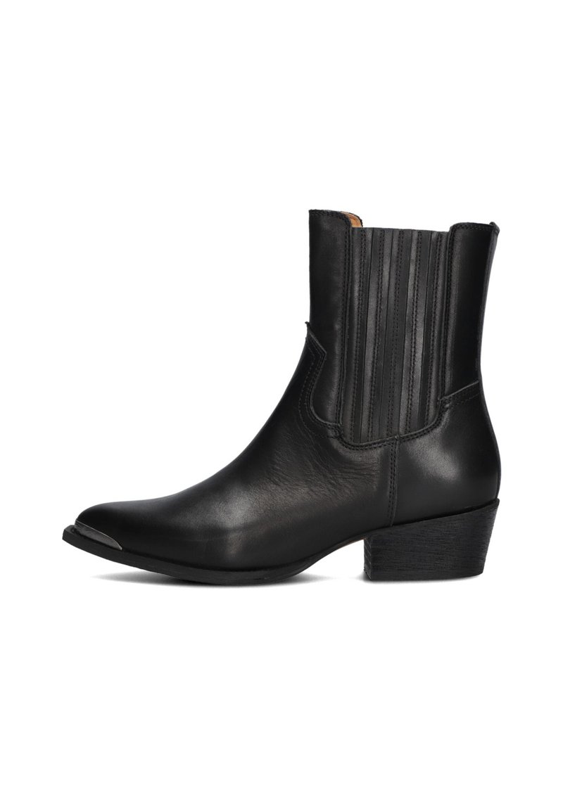 Zwarte leren enkelboot met een puntige neus, elastische zijkanten en een lage blokhak. Beschikt over een gladde textuur en verticale stiksels.