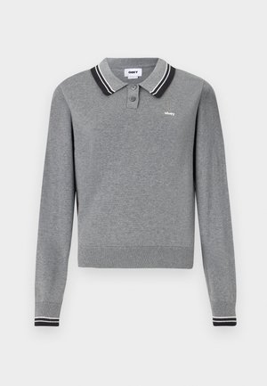 Suéter de polo de manga larga gris con cuello y puños a rayas en blanco y negro, dos botones y pequeño logo de "obey" en el pecho.