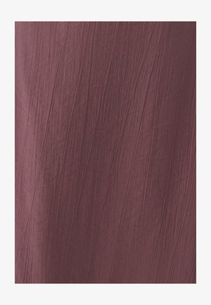 Gekreukt stof in een rijke bordeauxkleur, met een getextureerd oppervlak en zichtbare plooien. Het materiaal lijkt lichtgewicht en valt soepel.