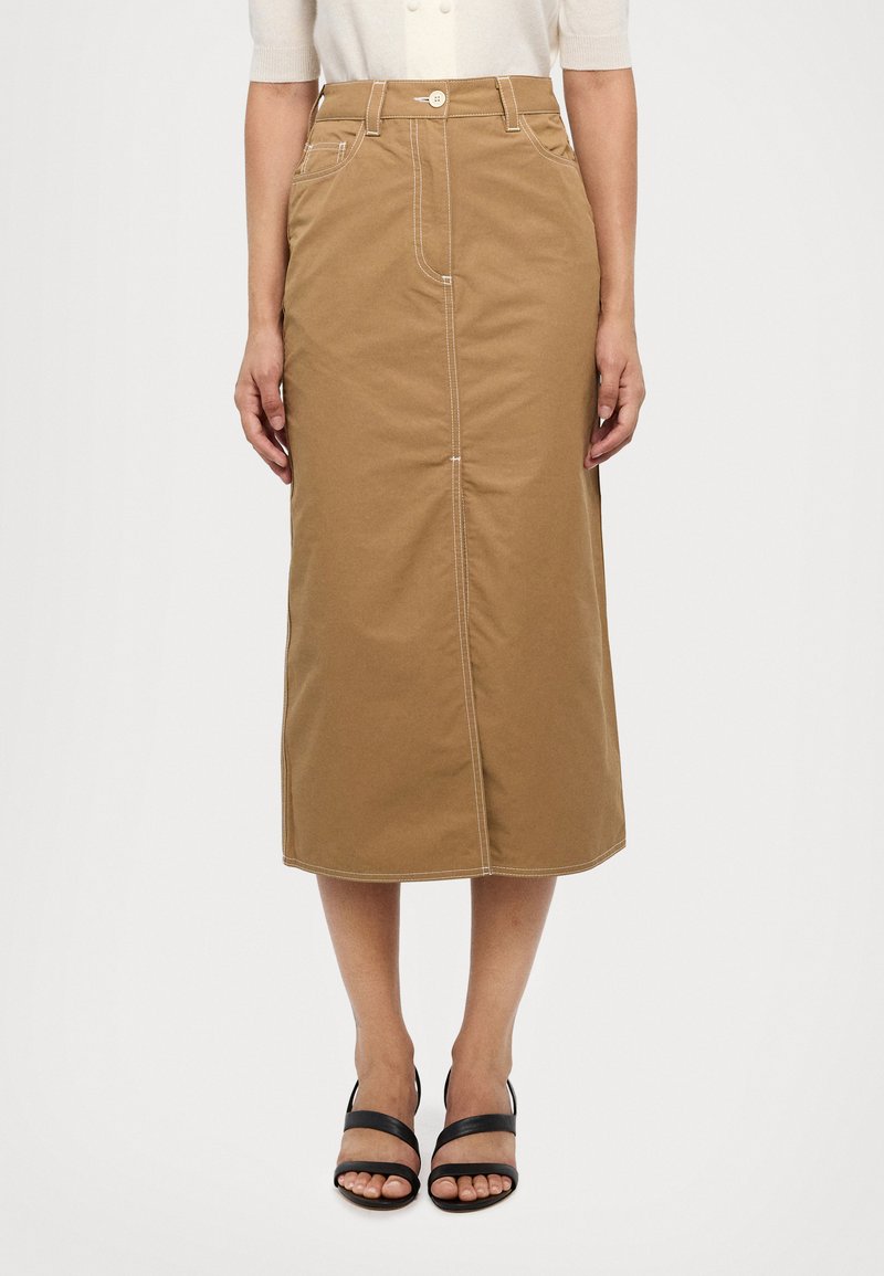 Falda midi caqui hecha de tela de algodón, con bolsillos frontales, costuras blancas, cierre de botón en la cintura y corte recto.