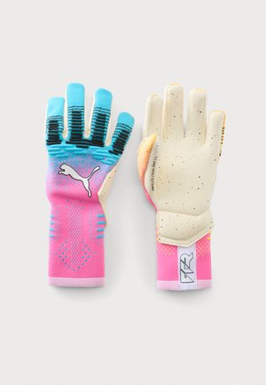 Paire de gants de gardien Puma colorés avec doigts bleus, bracelets roses et paumes rembourrées blanches avec des taches noires.