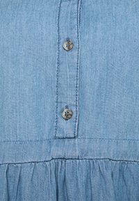 Mamalicious Curve MLSTINA LIA WOVEN TUNIC - Blusa - light blue/chambray