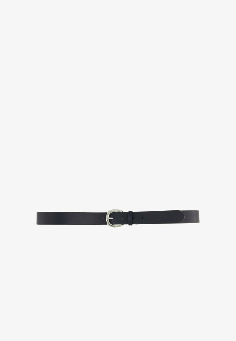 Navy leren riem met een zilverkleurige metalen gesp, een gladde textuur en meerdere verstelgaten langs de band.