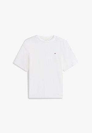 Maglietta bianca semplice in cotone a maniche corte con scollo rotondo e piccolo logo Tommy Hilfiger sul petto a sinistra.