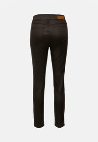 Ciemnobrązowe spodnie slim-fit o gładkiej fakturze, z brązową skórzaną naszywką na pasku oraz dwiema tylnymi kieszeniami z detalami w postaci szwów.