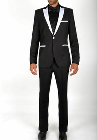 Smokings noirs avec des revers en satin blanc et des accents de poche. Design ajusté, associé à un nœud papillon noir et des chaussures noires classiques.