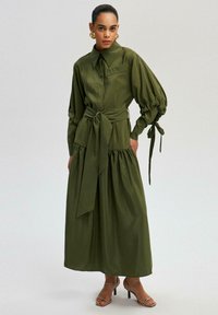 Touché Privé BALLOON SLEEVE WITH BELTED WAIST - Maksi garuma kleita - khaki