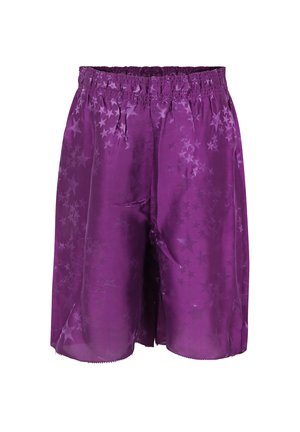 Shorts en satin violet avec un motif étoilé, dotés d'une taille élastique et d'une texture lisse. L'ourlet présente un bord festonné discret.
