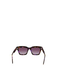 Lunettes de soleil carrées avec un motif écaille noir et violet, des verres dégradés sombres et des branches fines. Accents minimaux en métal.