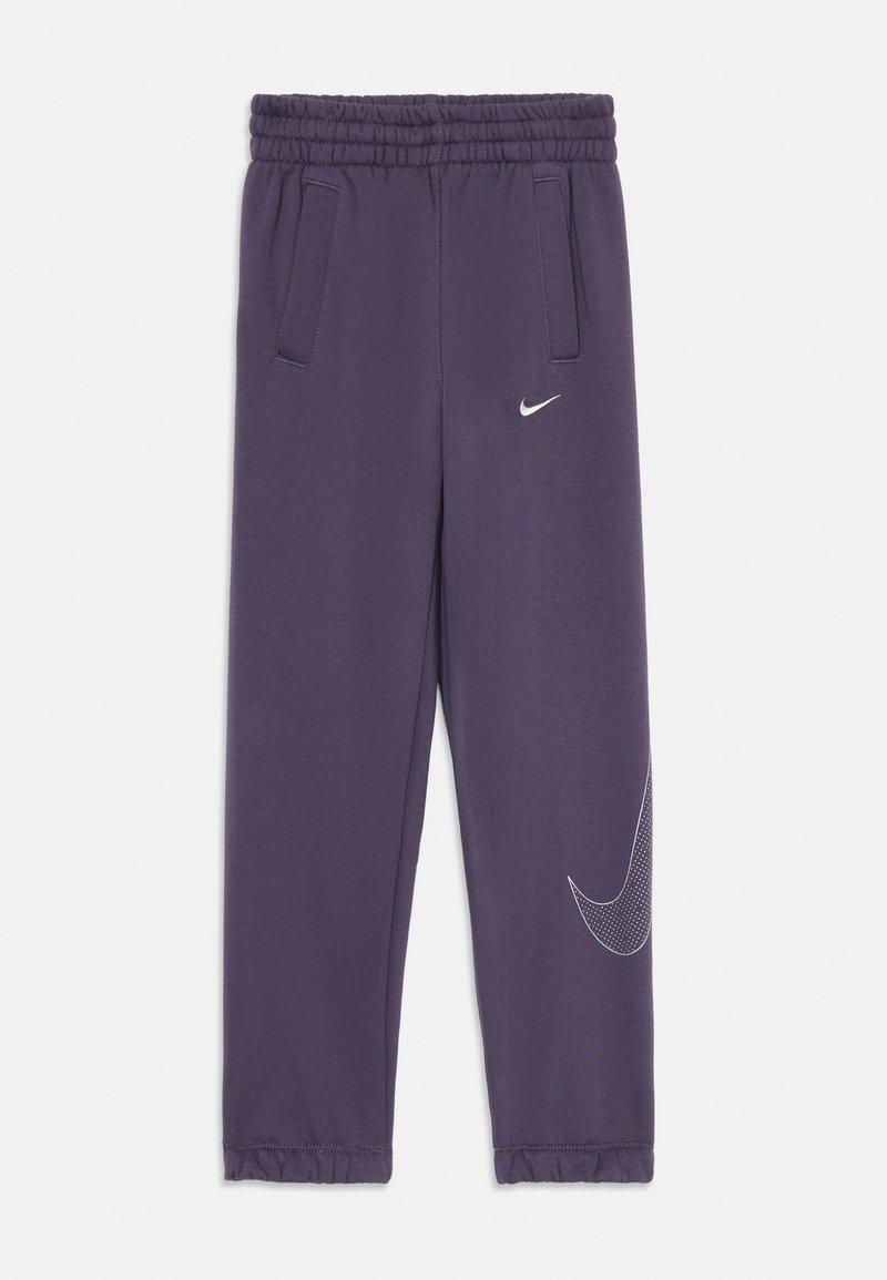 Lila Nike-Sweatpants mit einem elastischen Bund, zwei Seitentaschen und einem großen weißen Logo am linken Bein. Weicher Stoff.