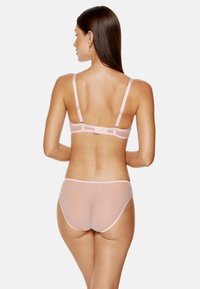 Jasnoróżowy, transparentny zestaw bielizny z regulowanymi ramiączkami, zapięciem na haftkę z tyłu oraz gładką, miękką fakturą materiału.