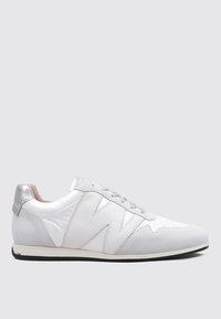Zapatilla blanca con parte superior de cuero suave, detalles en gris claro, tacón plateado y suela de goma negra. Presenta un destacado diseño de logotipo "W".