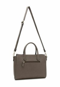 Sac à main en cuir gris avec deux poignées supérieures et une bandoulière amovible et réglable. Doté d'une poche zippée à l'avant et d'un design rectangulaire élégant.