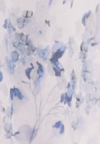 Tissu léger avec un motif floral bleu et gris doux, présentant des pétales et feuilles délicats dans un style aquarelle.