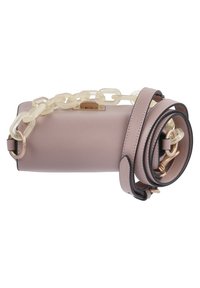 Sac à épaule en cuir texturé rose avec une chaîne brillante, des accessoires en cuir enroulé et des finitions en doré. Forme rectangulaire.