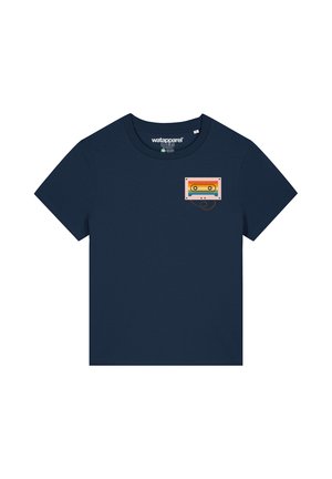 T-shirt en coton bleu marine avec un graphique d'une cassette audio colorée sur le côté gauche de la poitrine. Manches courtes et col rond.